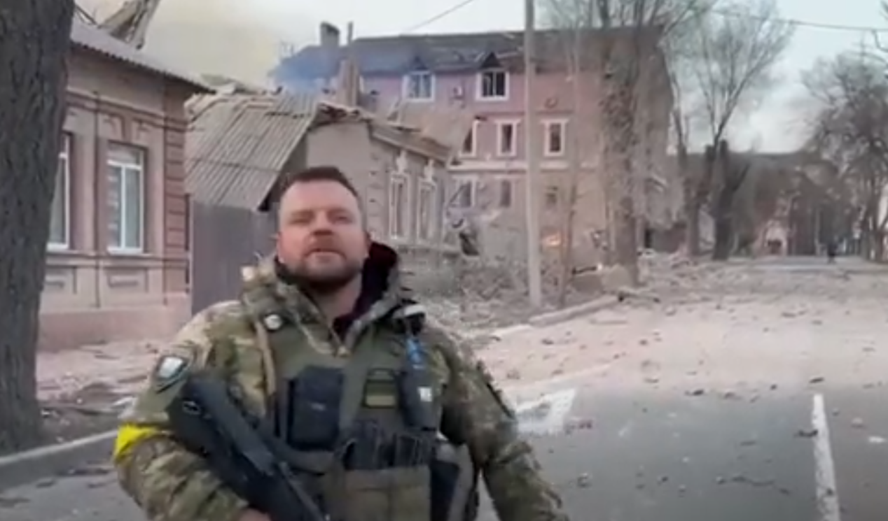 VIDEO/ Ushtari ukrainas lëshon thirrjen e frikshme nga qyteti i tmerrshëm: Aman na ndihmoni sepse po…