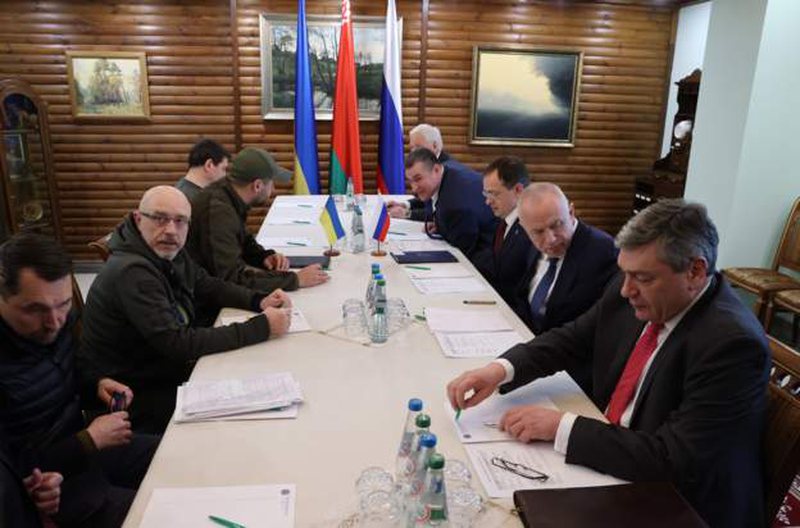 Armëpushim i mundshëm dhe korridore humanitare për civilët, reagon pala ruse pas bisedimeve me Ukrainën
