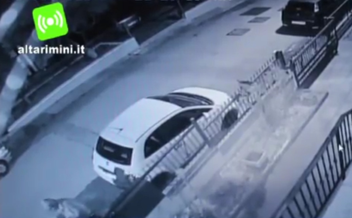 VIDEO/ Si banda shqiptare goditi me molotov shtëpinë e 16 vjeçarit italian, ja çfarë i pret tani autorët
