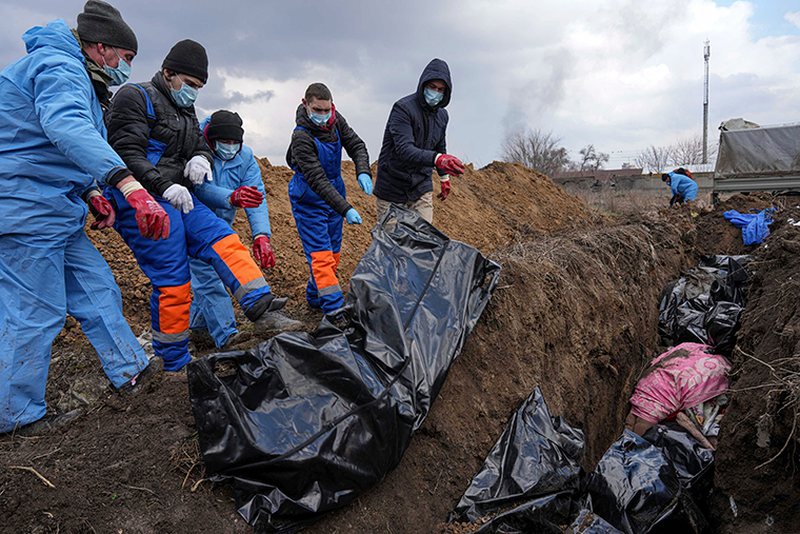 Gjendet një tjetër varr masiv në Mariupol: Rusët po fshehin gjurmët