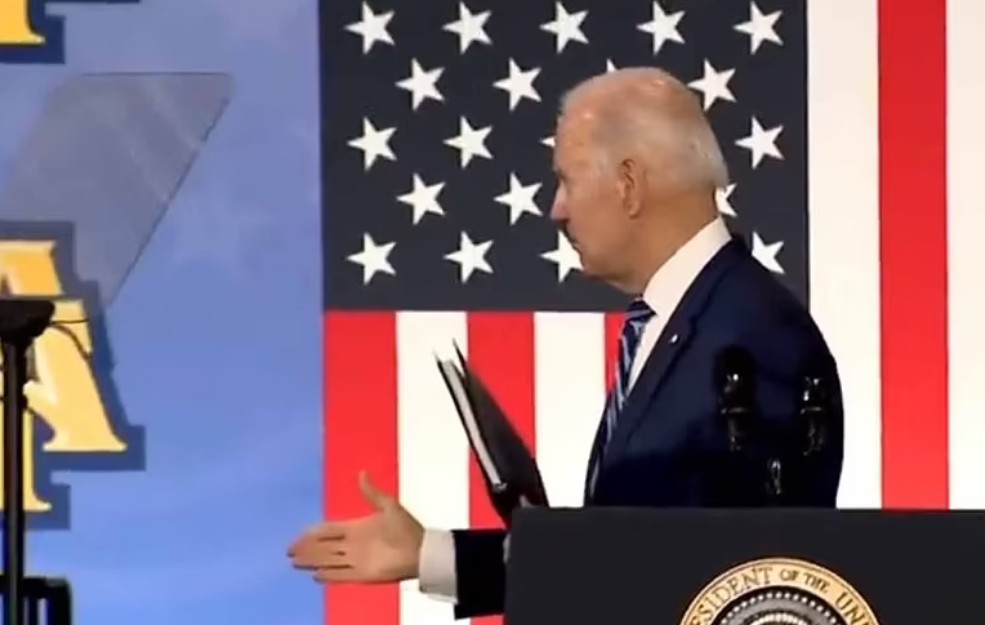 VIDEO/Çfarë ndodhi?! Pas fjalimit Joe Biden shtrëngon duart me njerëz imagjinarë