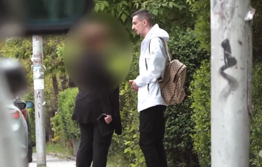 (VIDEO) Skandaloze/ Kapet mat 65-vjeçarja shqiptare që dyshohet se kryen marrëdhënie me të mitur në këmbim të parave