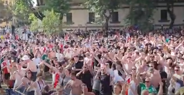 Nuk përmbahen më tifozët e Fejnordit, bëjnë veprimin e rëndë në mes të Tiranës (FOTO)