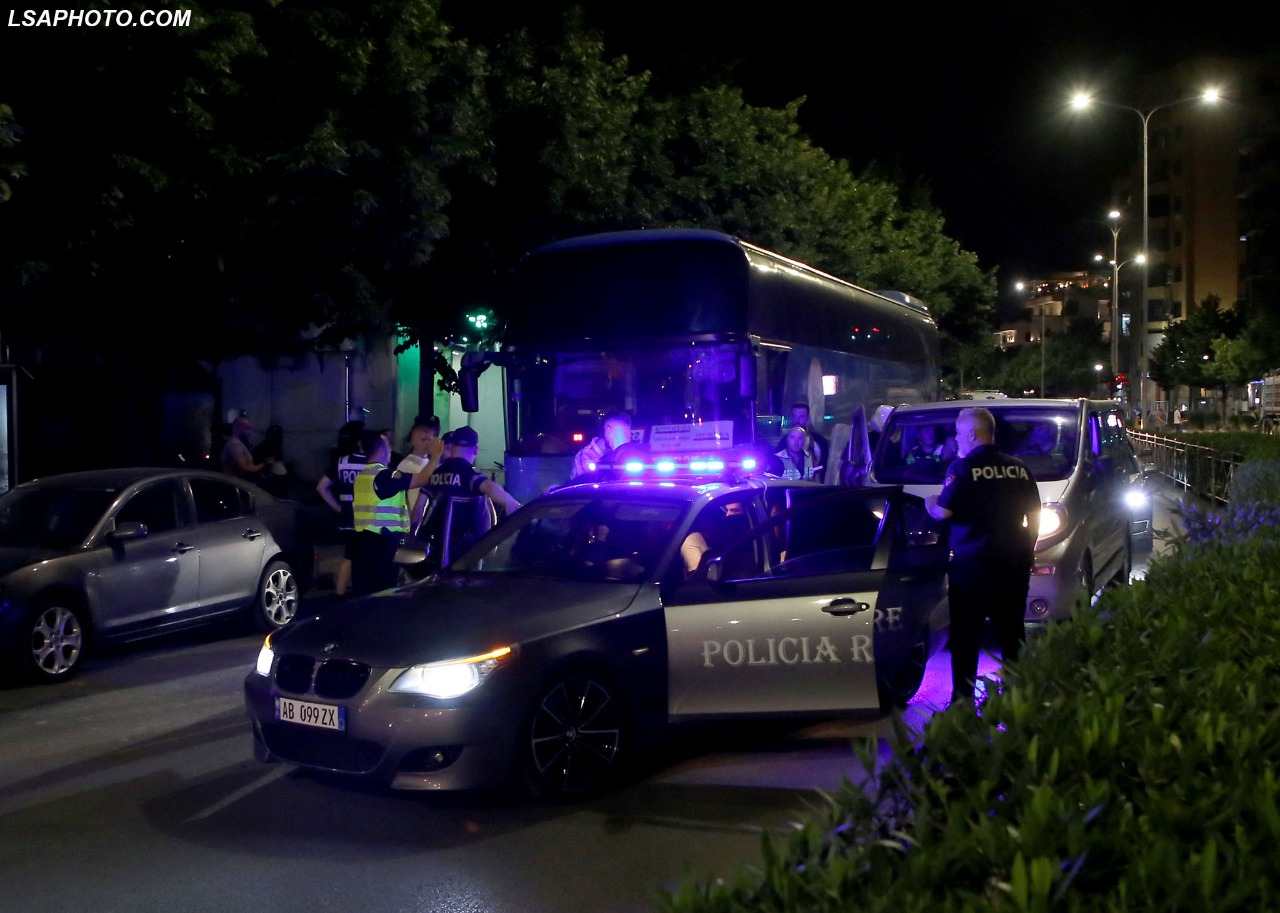 Shishe qelqi, shkopinj dhe gurë/ Policia e Shtetit bën bilancin pas përplasjes së huliganëve me uniformat blu: 10 efektivë të plagosur