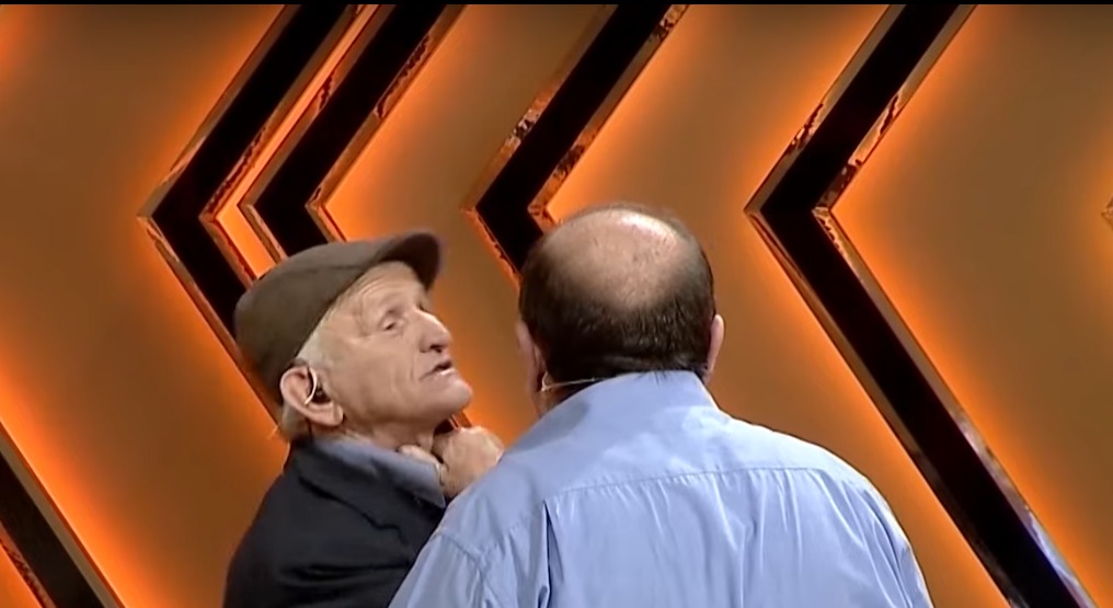 (VIDEO) “Të vë litarin në fyt”/ Plas keq në studio, dhëndri kërcënon vjehrrin: Akoma s’e ke bërë