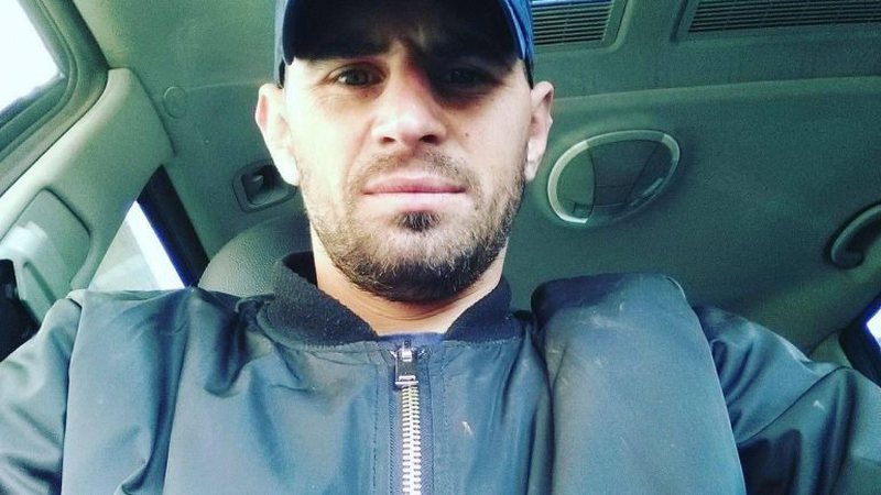 E trishtë/ Djali iu vetëvra në Komisariatin e Kavajës, reagon babai: Polici qensh! Ma morën djalin për vjedhjen e një dere