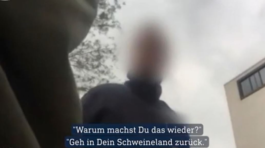 VIDEO/Polici gjerman fyen rëndë shqiptarin: Kthehu te ai vendi yt i derrave