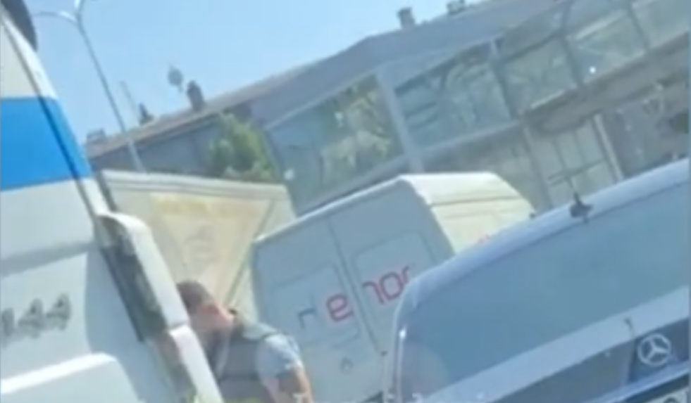 VIDEO/Aksidentohet këngëtari i njohur shqiptar, kamioni përplas makinën e tij, dalin pamjet nga vendi i ngjarjes