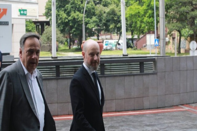 Zyrtarët e BE-së vizitojnë Beogradin: Serbët të kthehen në institucionet e Kosovës