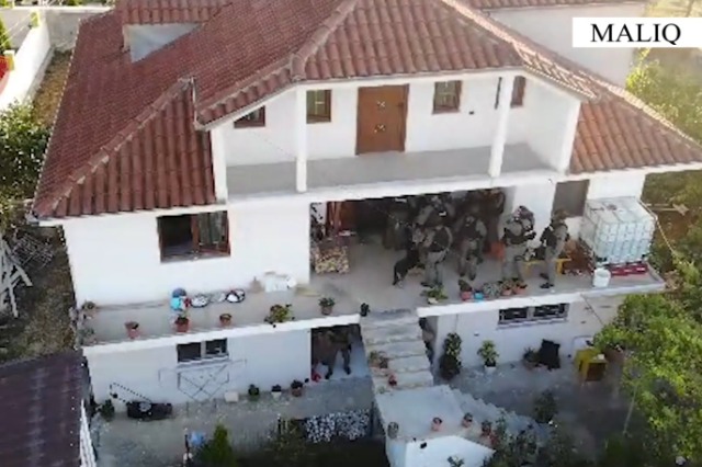 VIDEO/ Ky është momenti kur 62-vjeçari  ekzekutohet nga RENEA pasi plagosi djalin dhe gruan