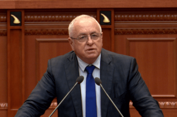 VIDEO-Tritan Shehu na lë pa mend- Trondit Kuvendin: Ja ç’po ndodh me ushqimet në Shqipëri