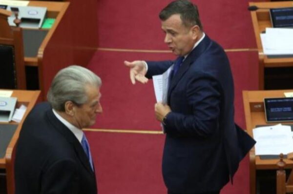 VIDEO/ Balla: Pashë tmerr me sy, ja si na rrahën ‘horrat’ e Saliut mes qytetit