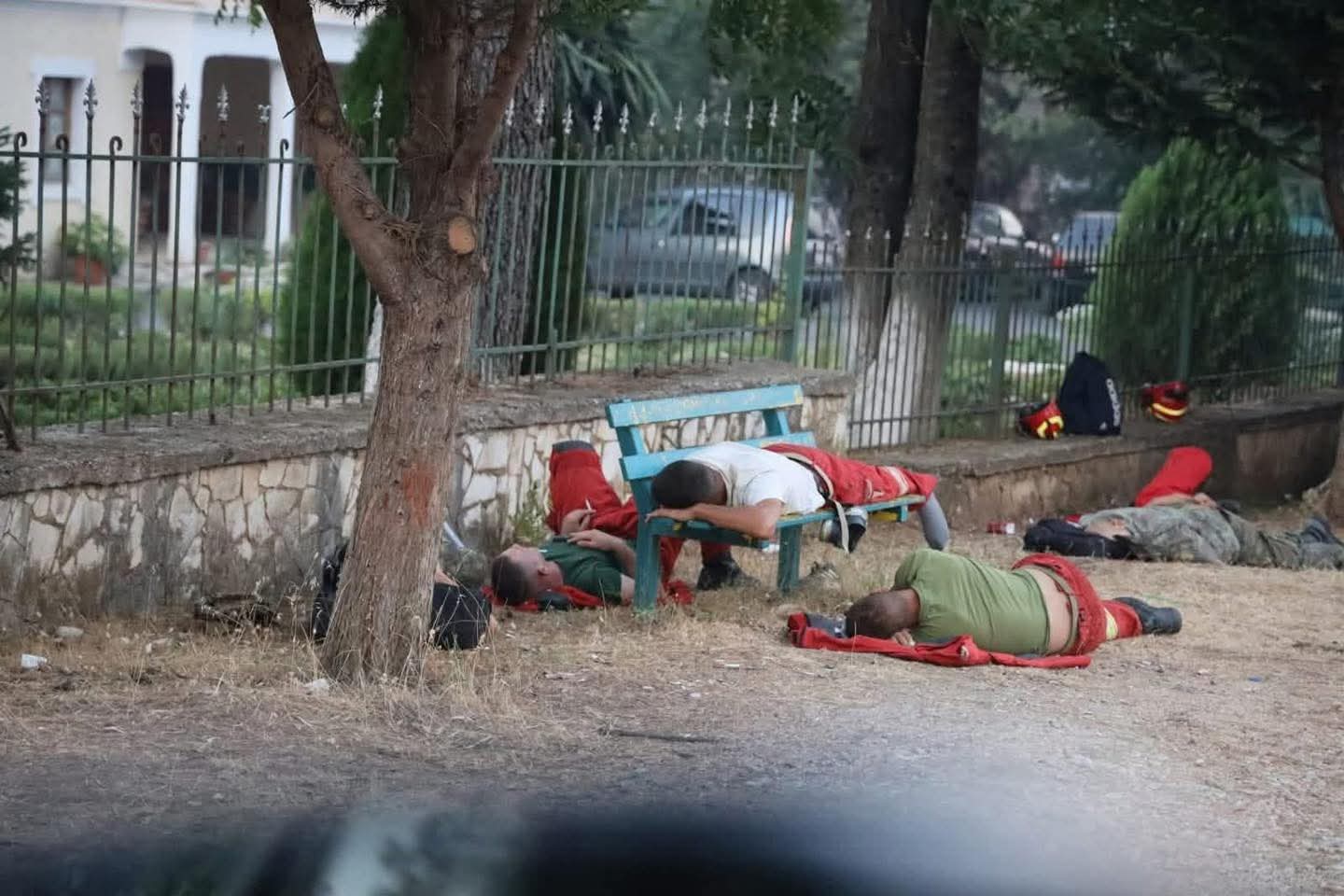 Zjarrfikësit heronj në Delvinë- Lufta me Flakët dhe rraskapitja nën hijen e Pemëve